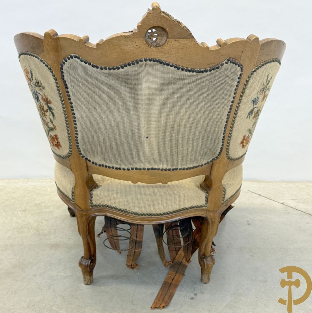 Paar armzetels bezet met petit points + 2 bijhorende stoelen