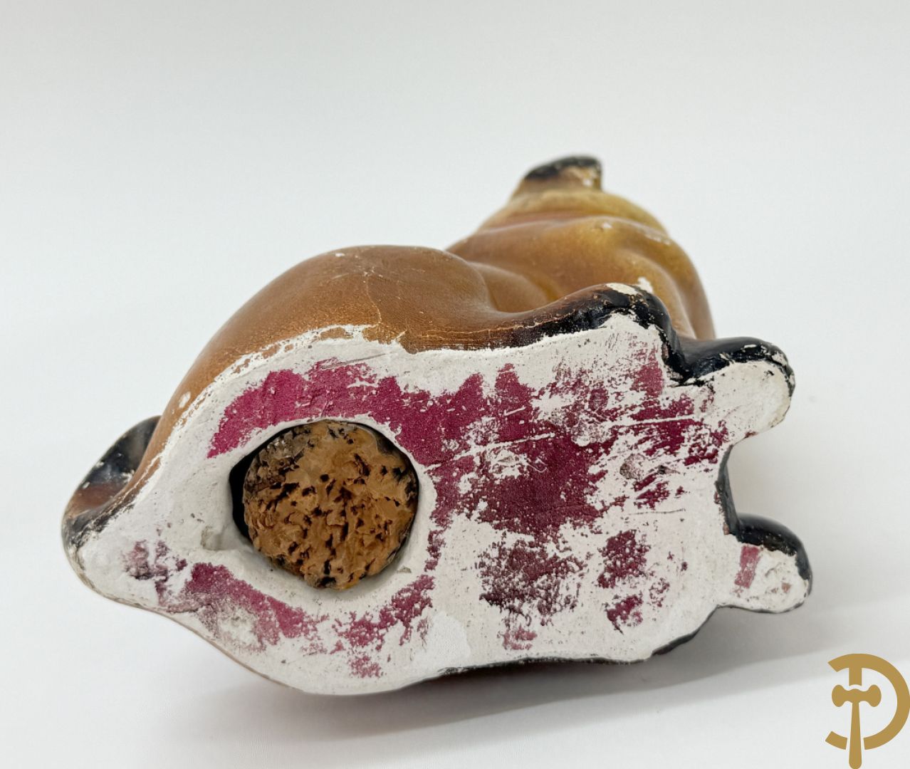 Gietijzeren Engelse hond + spaarpotten van gietijzeren varken, gipsen hond en gietijzeren kachel + verzamelobjecten Sphinx en Selles + koperen waterkraan