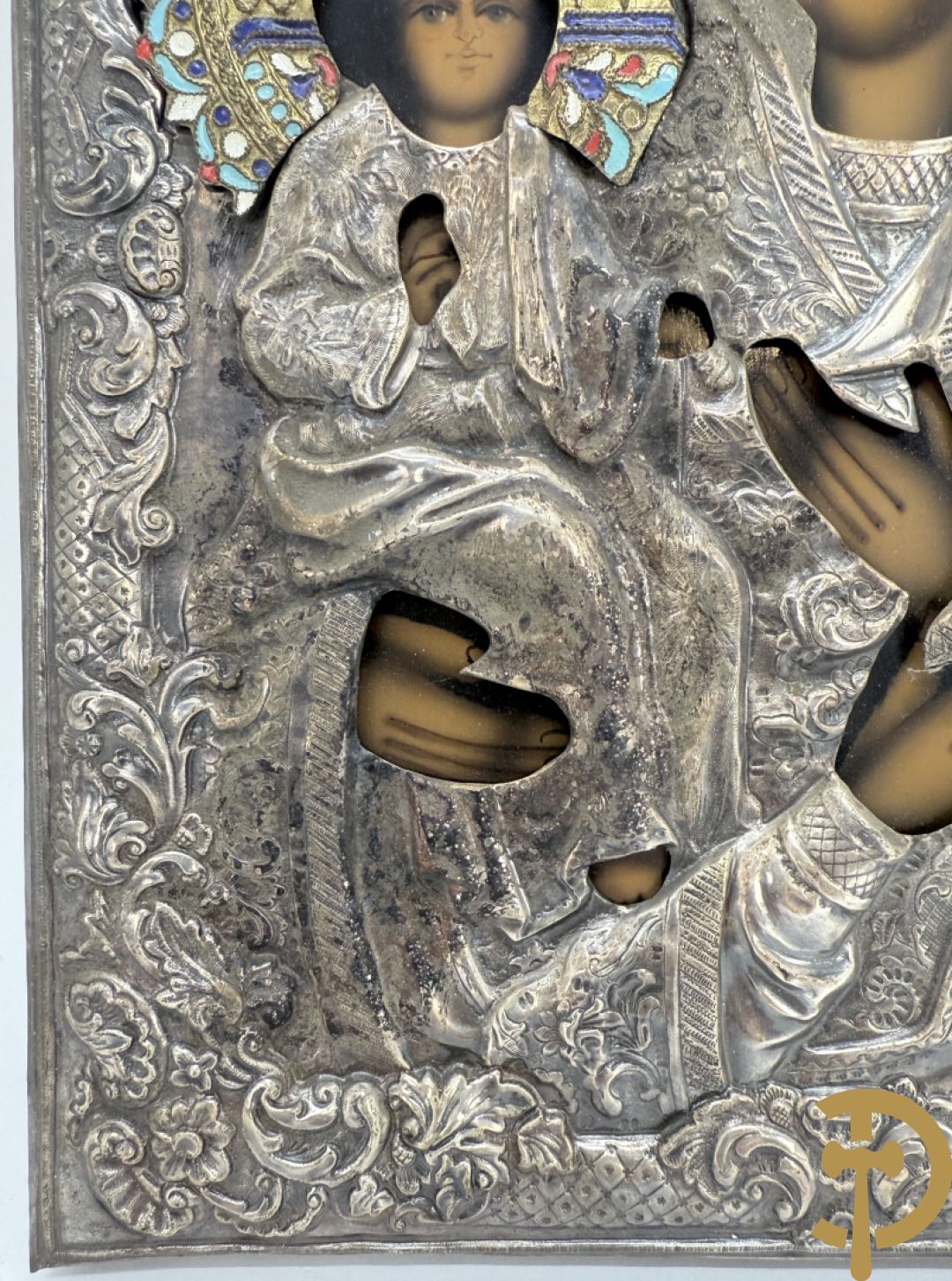 Ikoon met voorstelling van Madonna met kind en verzilverde rizza bezet met email