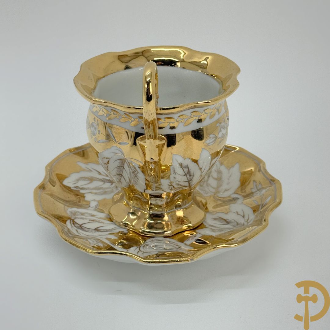 Paar Vieux Bruxelles cornetvazen met religieuse symboliek + grote tas op onderschaal + amfoorvaas