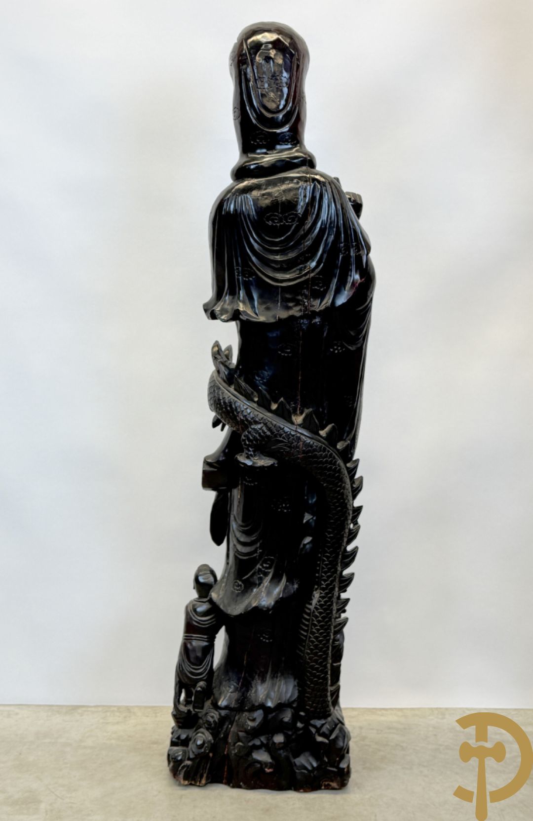 Aziatische houtsculptuur van Guanying met lotusbloem en drakenfiguur aan de voet