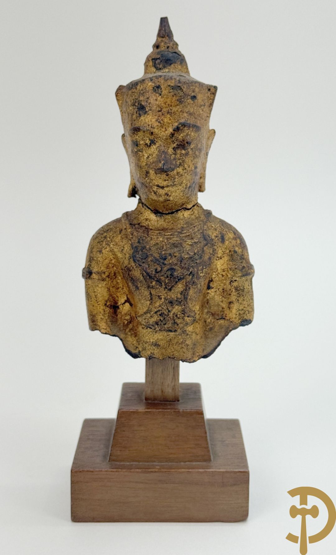 Bronzen zittende boedha in verloren was techniek + fragment van Tibetaans vergulde boedha + bronzen boedhahoofd op houten sokkel