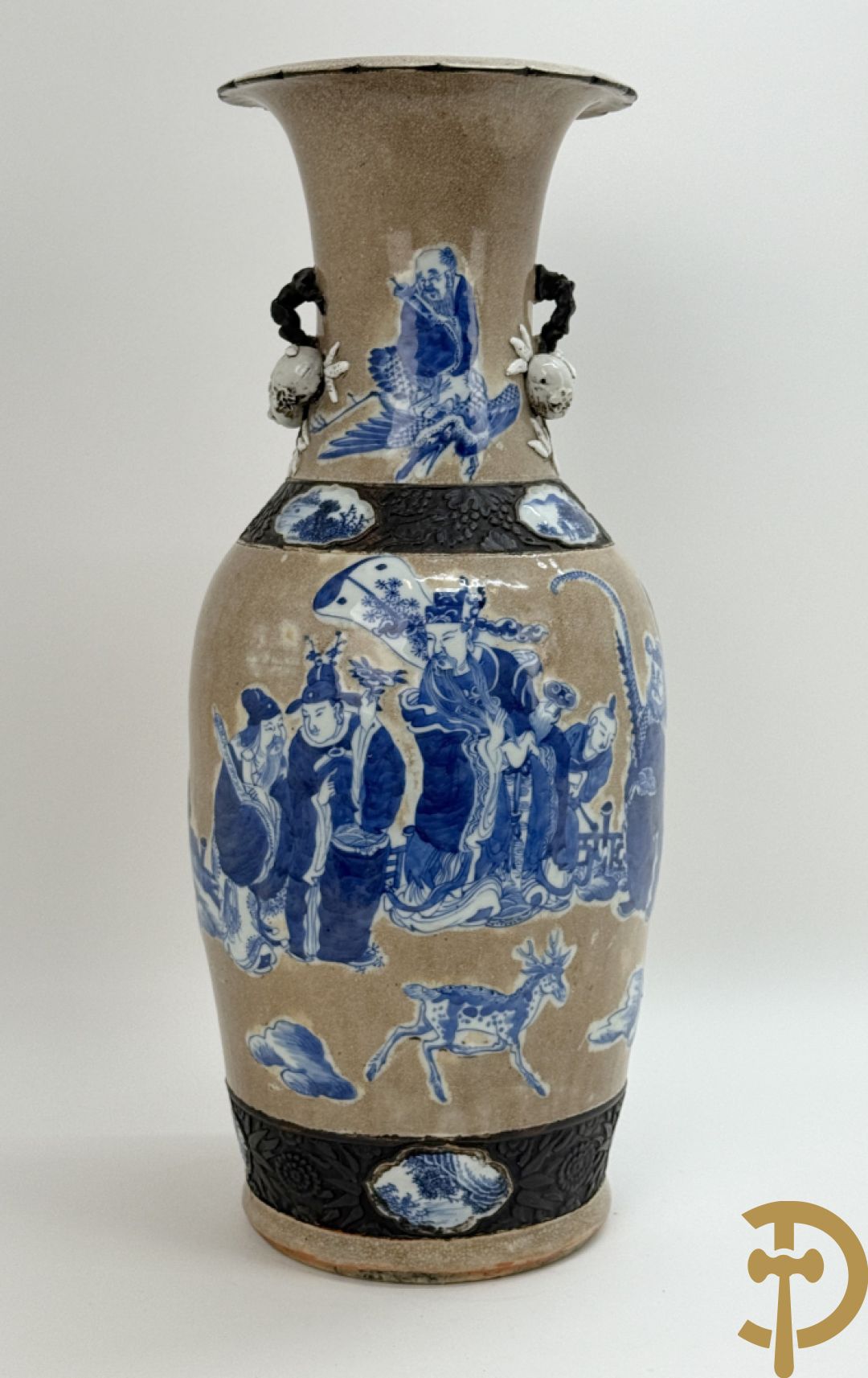 Antieke Chinese Nankin vaas met decor van wijsgeren, onderaan bezet met hert en bovenaan met pioenrozen