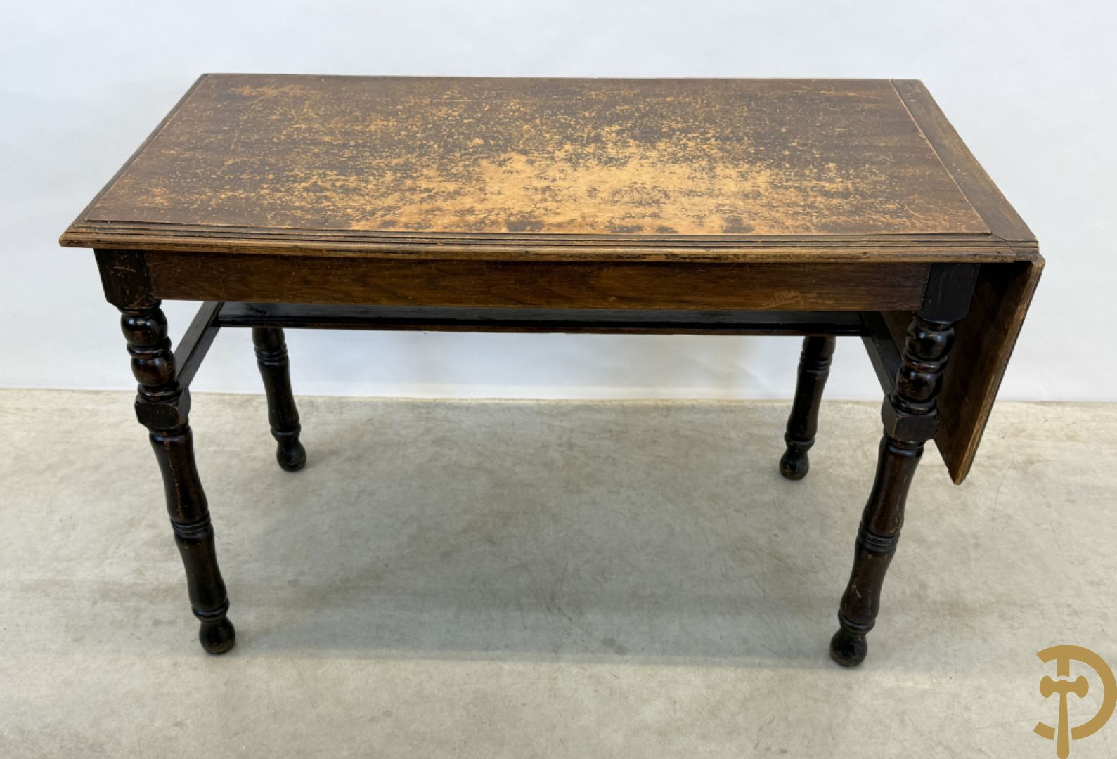 Drie antieke cafétafeltjes waarvan 2 met zijdelingse openklapbare flap