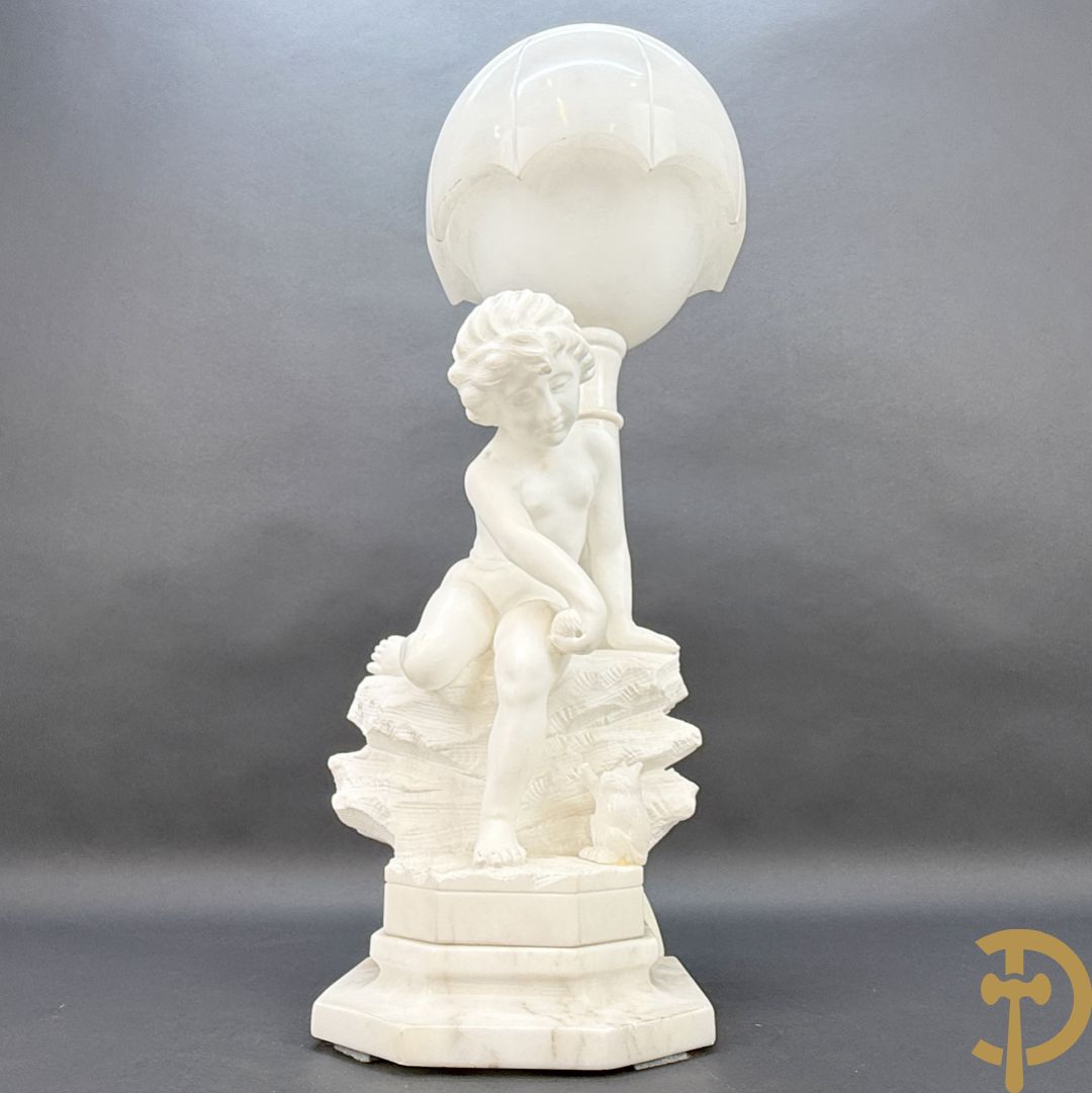 Albast beeld met meisje met poes en lamp