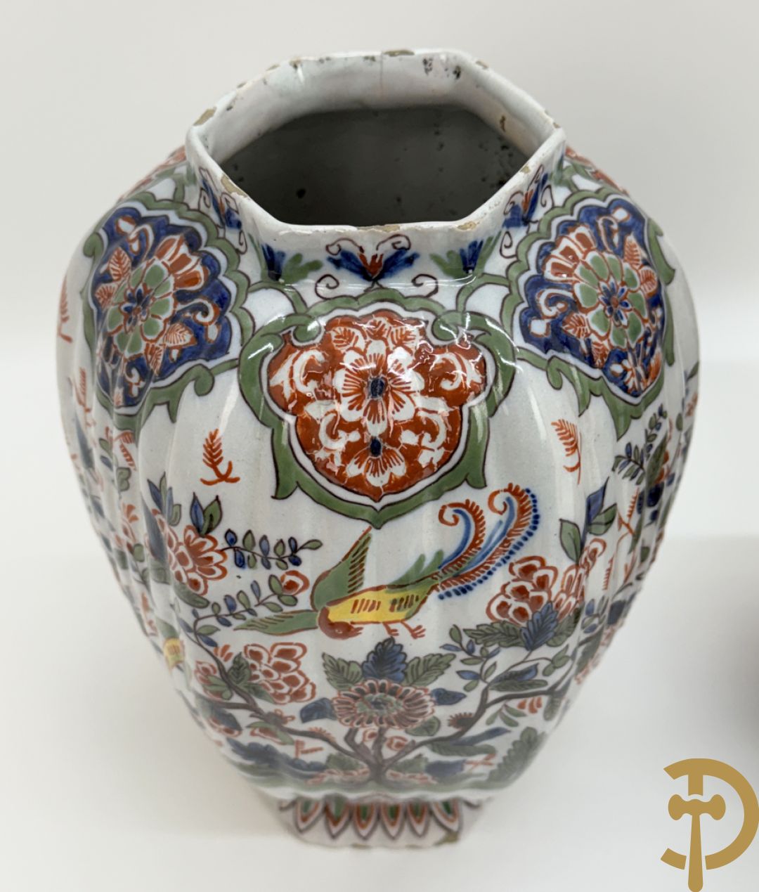 Paar polychrome Delftse zeshoekige dekselvazen met bloemen- en vogeldecor + 4 Strassbourgborden