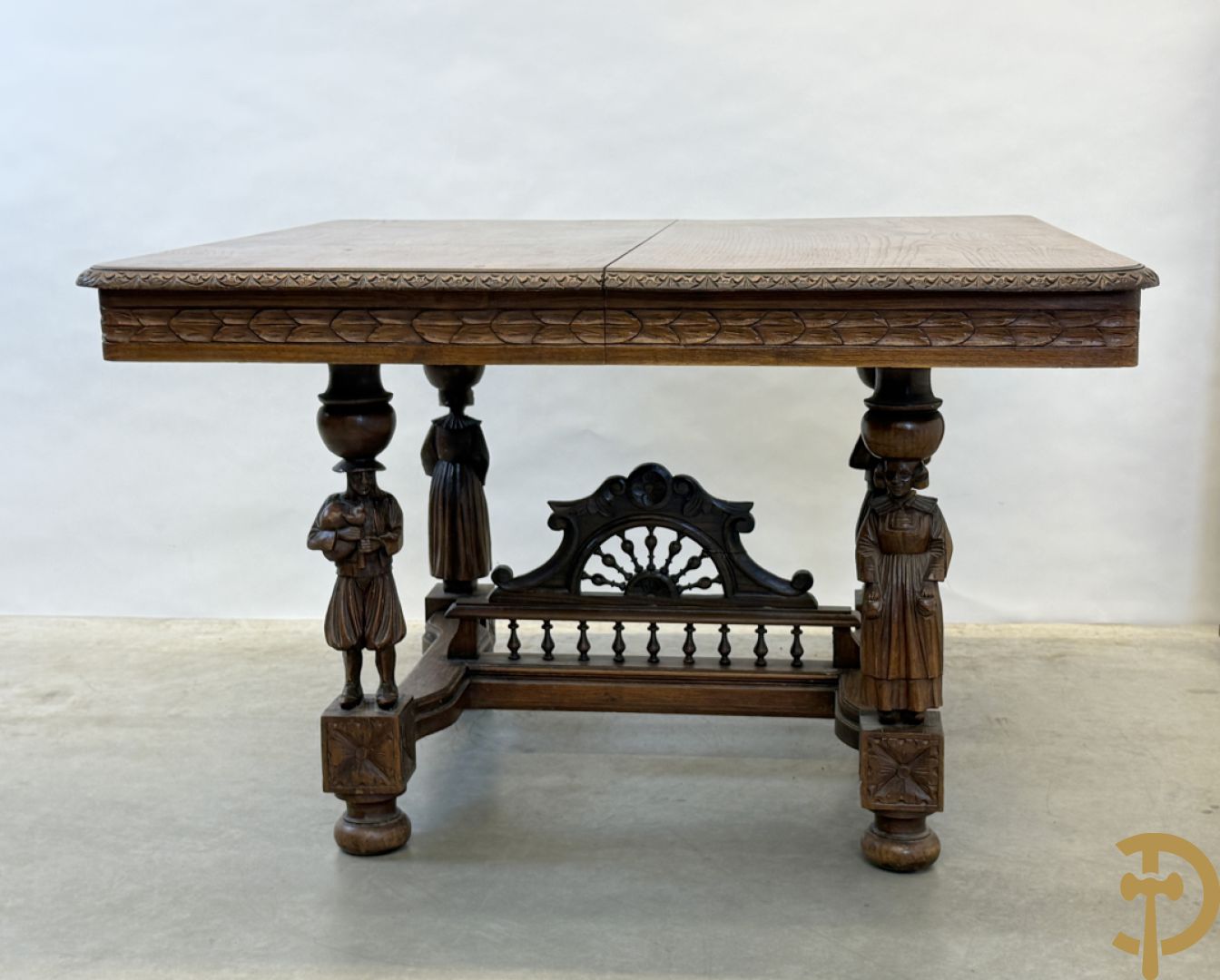 Massief eiken Bretoense eetkamer bestaande uit buffet met 3 deuren boven, 2 deuren onder, lades midden en gesculpteerde geanimeerde scènes + desserte + uittrekbare tafel + 6 stoelen + extra allonge