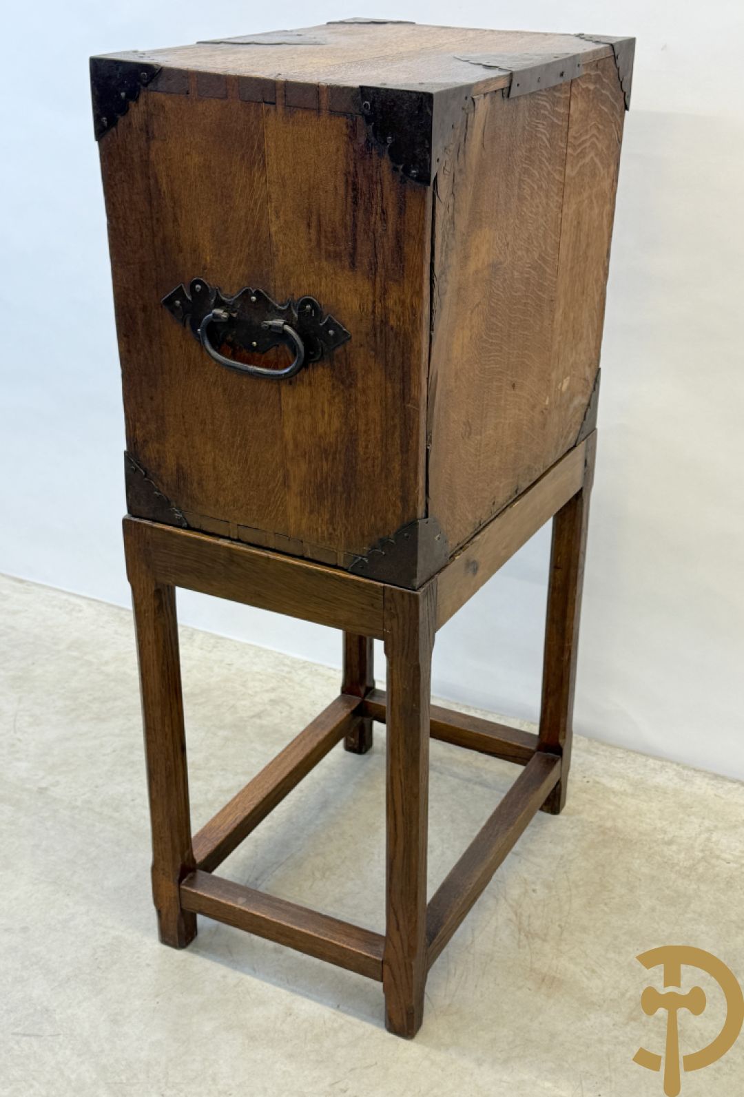 Massief eiken klapsecretaire op onderstel - interieur met lades en zijdelings met handvaten