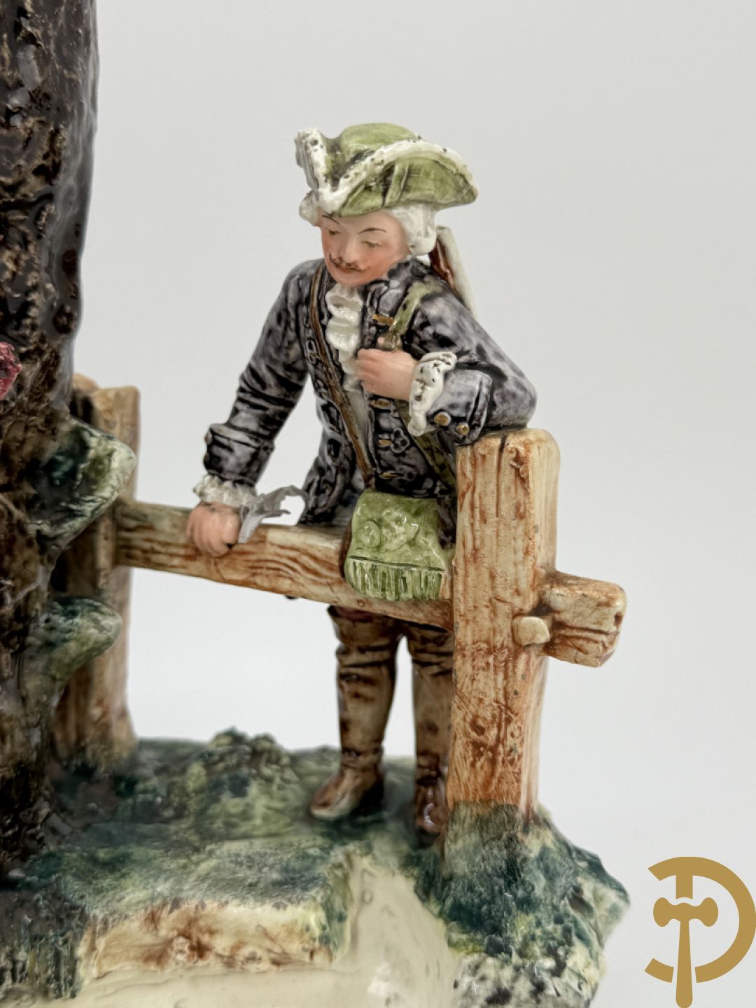 Twee Engelse meerkleurige keramieken sierstukken met personages + vier koppels Engelse biscuits + waterdrager in Royal Dux + 2 houtsculpturen