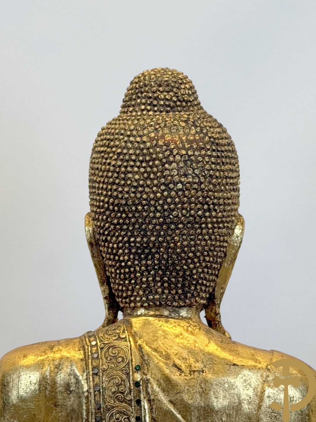 Vergulde houtgesculpteerde staande boedha bezet met spiegeltjes, op sokkel