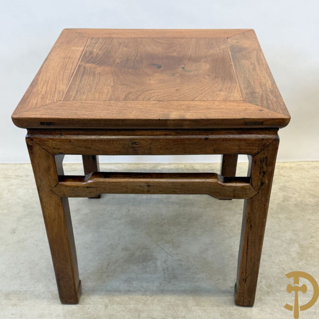 Twee hardhouten Chinese bijzettafels + salontafel