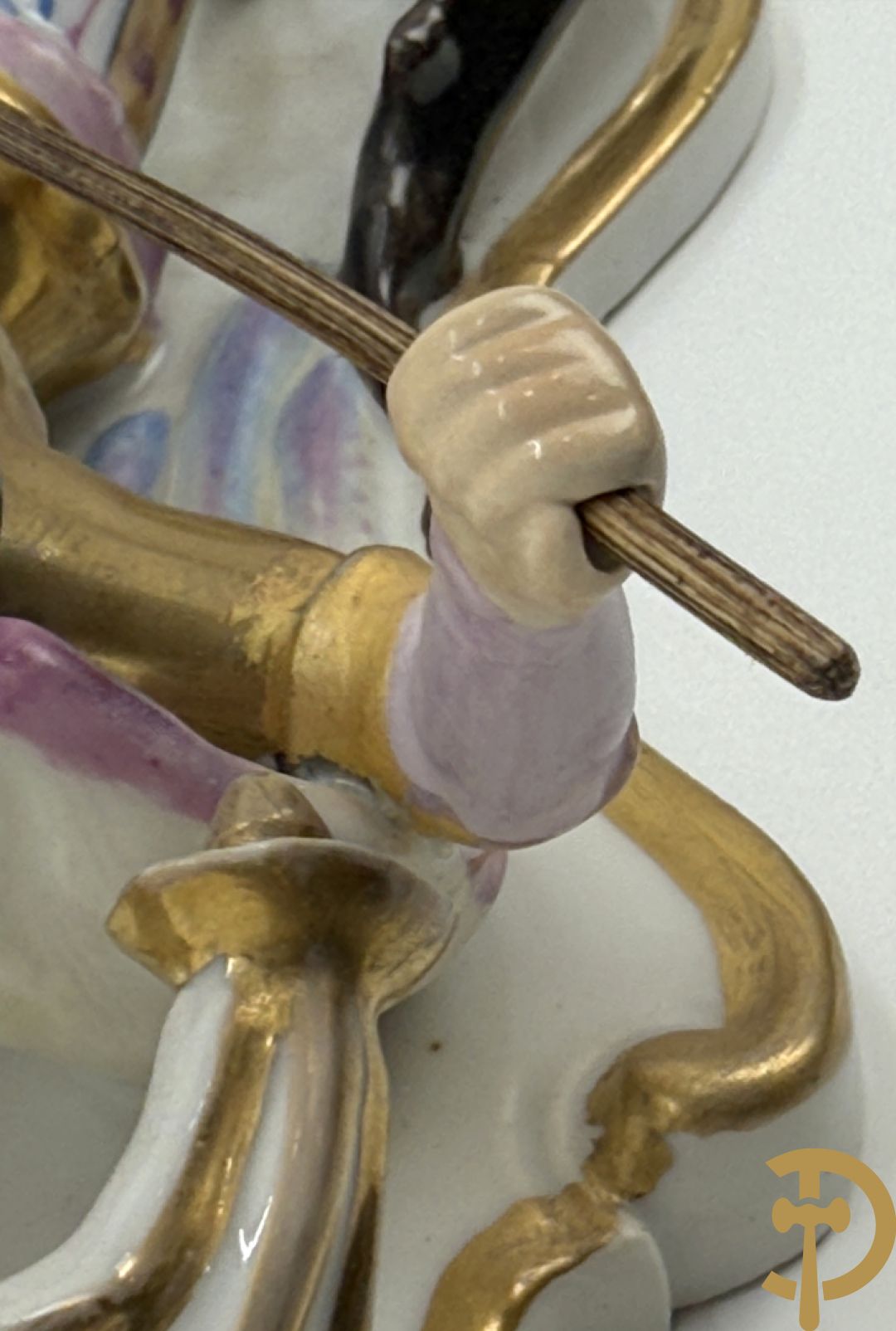 Meerkleurig Vieux Paris wijwatervat met Sint Michael doodt de draak