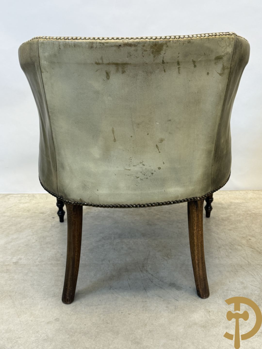 Twee kuipvormige lederen bergères