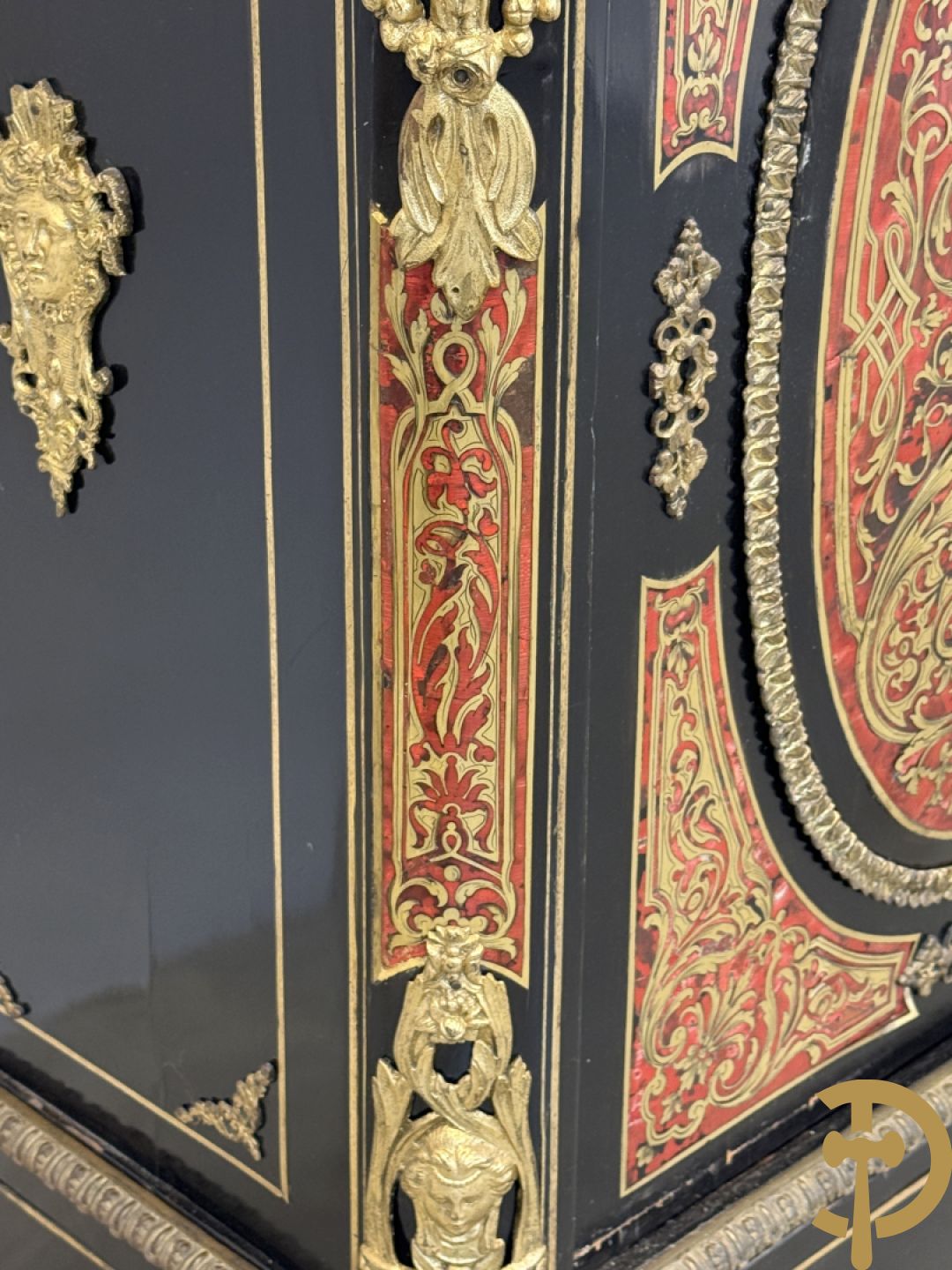 Napoleon III tweedeursdresse bezet met bronzen ornamenten van dameshoofden - paar ovale medaillons in de deuren, alles bezet met Boulle techniek - bovenaan met marmeren blad