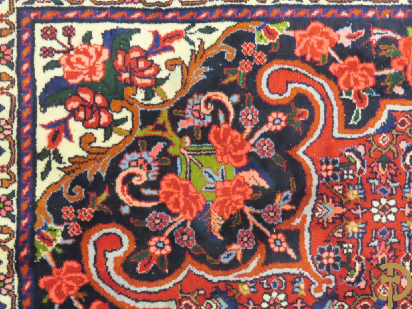 Oosters handgeknoopt tapijt met bloemenpatronen op rode fond