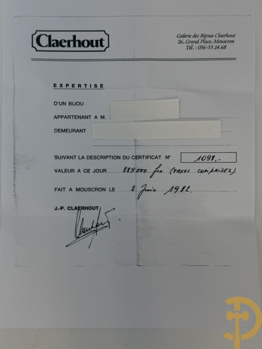 Geelgouden damesring met centrale ovale robijn van 1,53 ct. en 2 peervormige diamanten 0,,43 ct.