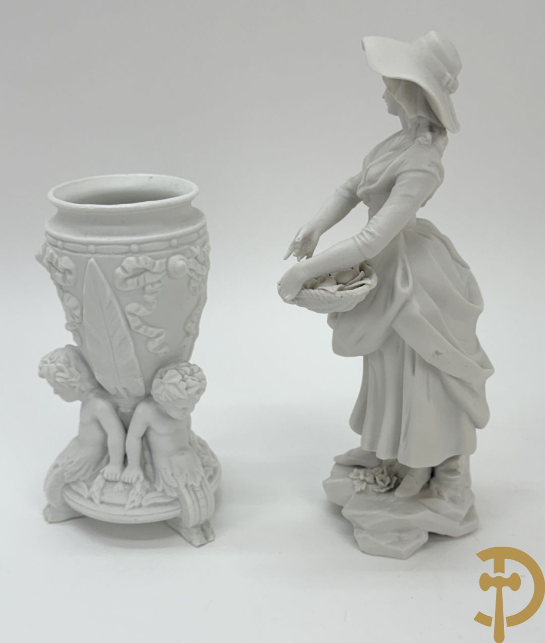 Vijf witte biscuits met cupido