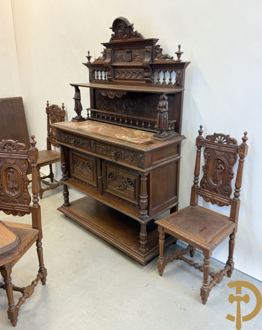 Massief eiken Bretoense eetkamer bestaande uit buffet met 3 deuren boven, 2 deuren onder, lades midden en gesculpteerde geanimeerde scènes + desserte + uittrekbare tafel + 6 stoelen + extra allonge