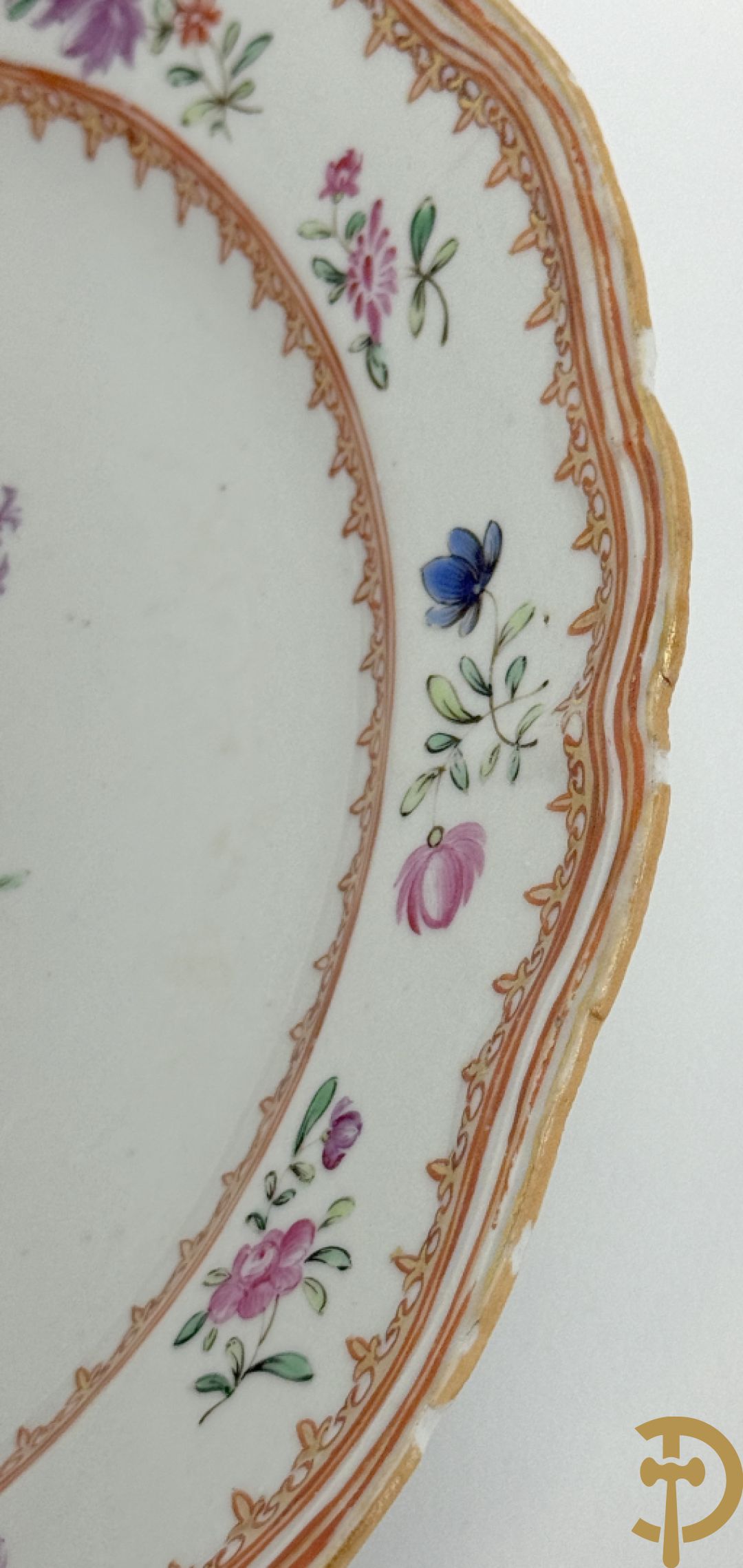 Negen Famille rose bordjes w.o. zes plat gekartelde, 1 diep gekartelde en 2 vlakke met bloementaferelen