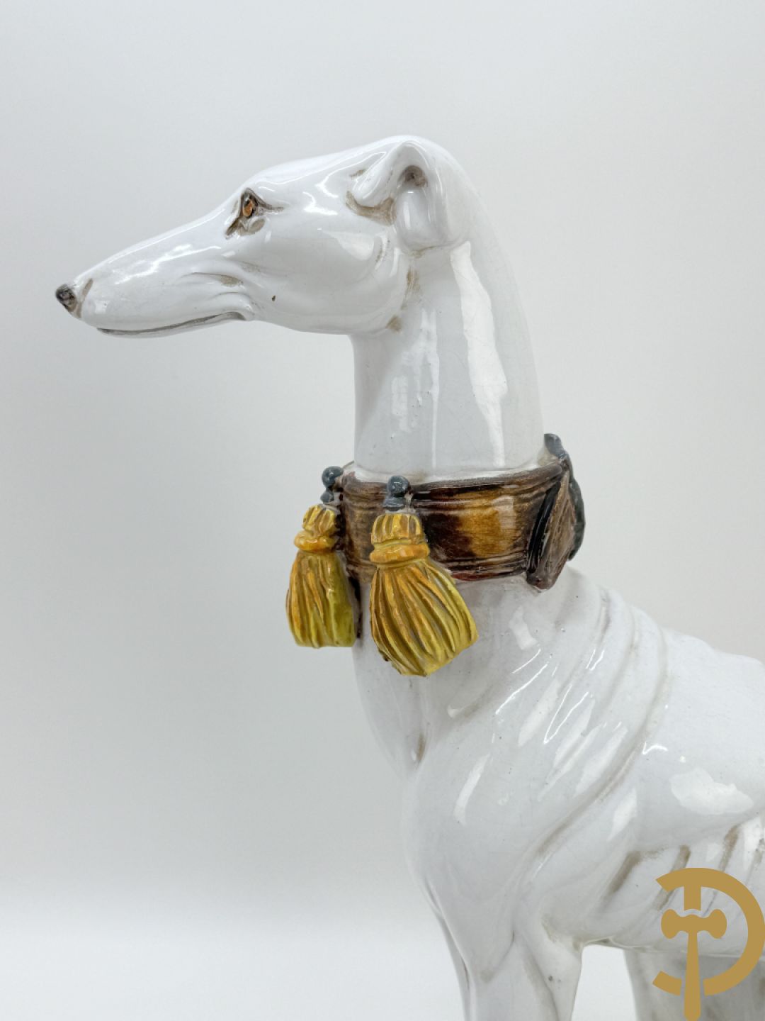 Italiaanse keramieken neergezeten witte windhond op kussen