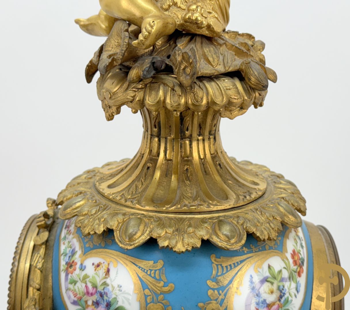 Driedelige bronzen Franse garnituur bezet met cupido