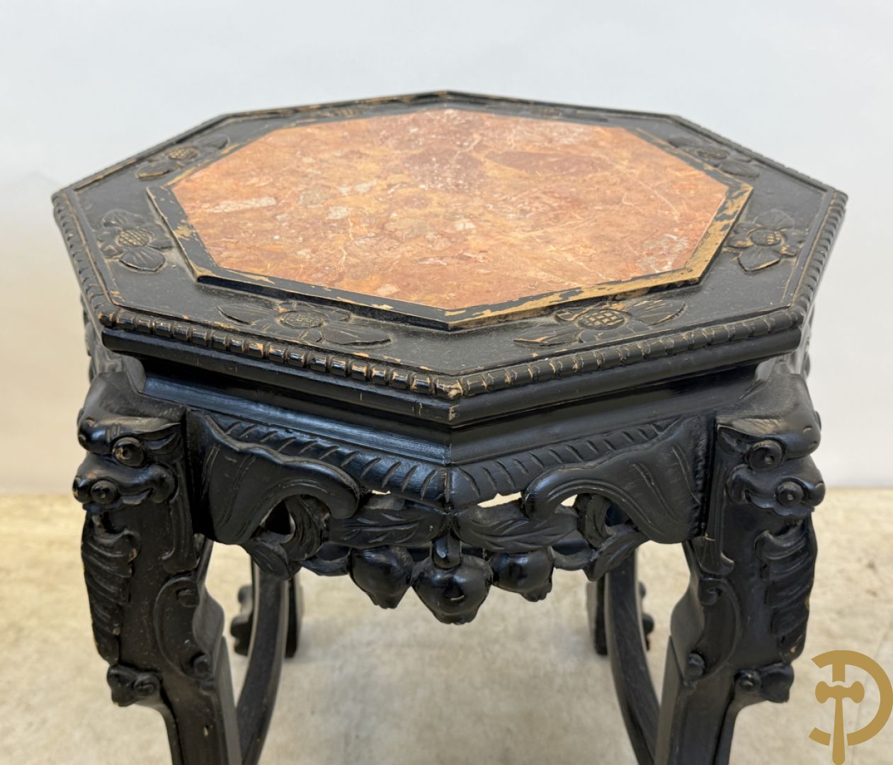 Paar achthoekige hardhouten Chinese sokkels met fo-honden en bloemendecoratie