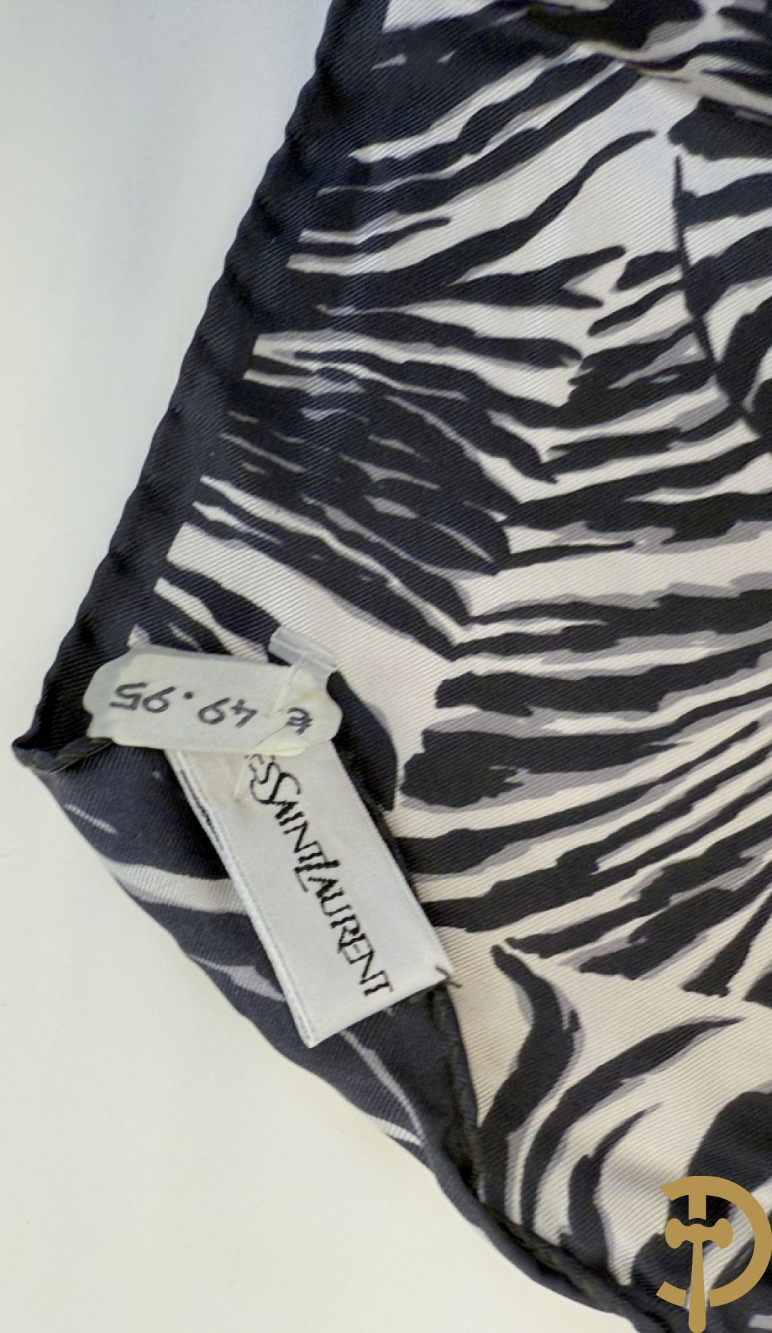 Vier foulards Yves Saint Laurent (nooit gedragen komt uit winkel restant)