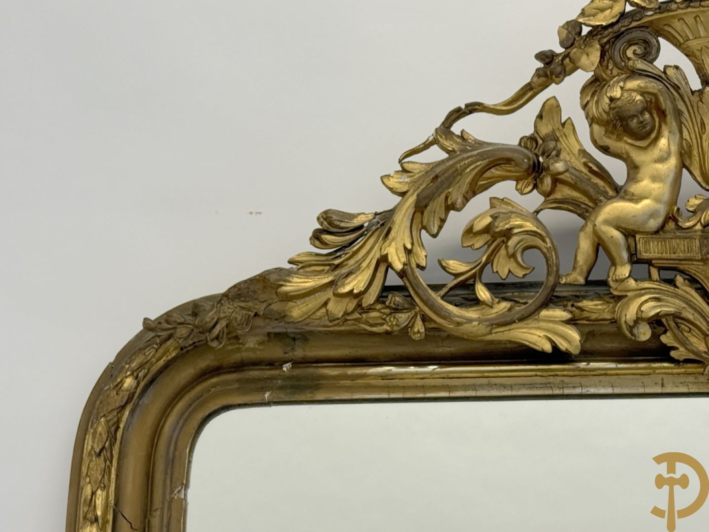 Grote vergulde hall spiegel bezet met troffee van cupido