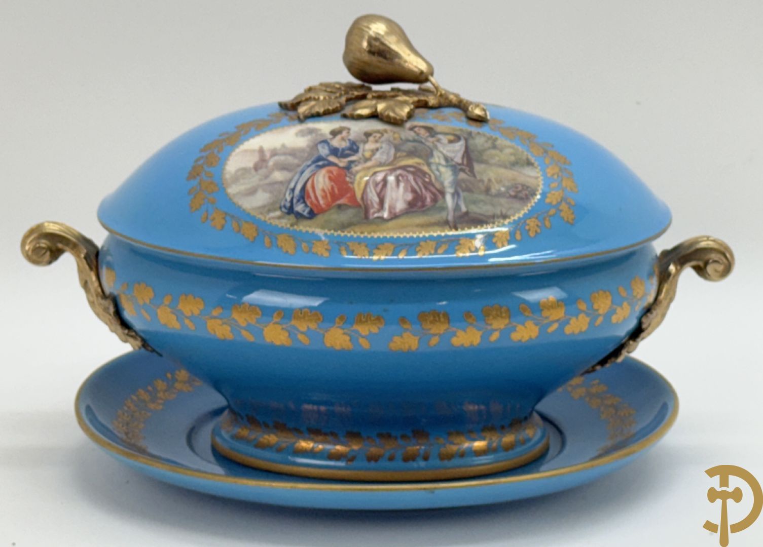 Hemelsblauwe dekselcoupe met decor van romantisch tafereel en bronzen ornamenten op onderschaal, ACF gemerkt