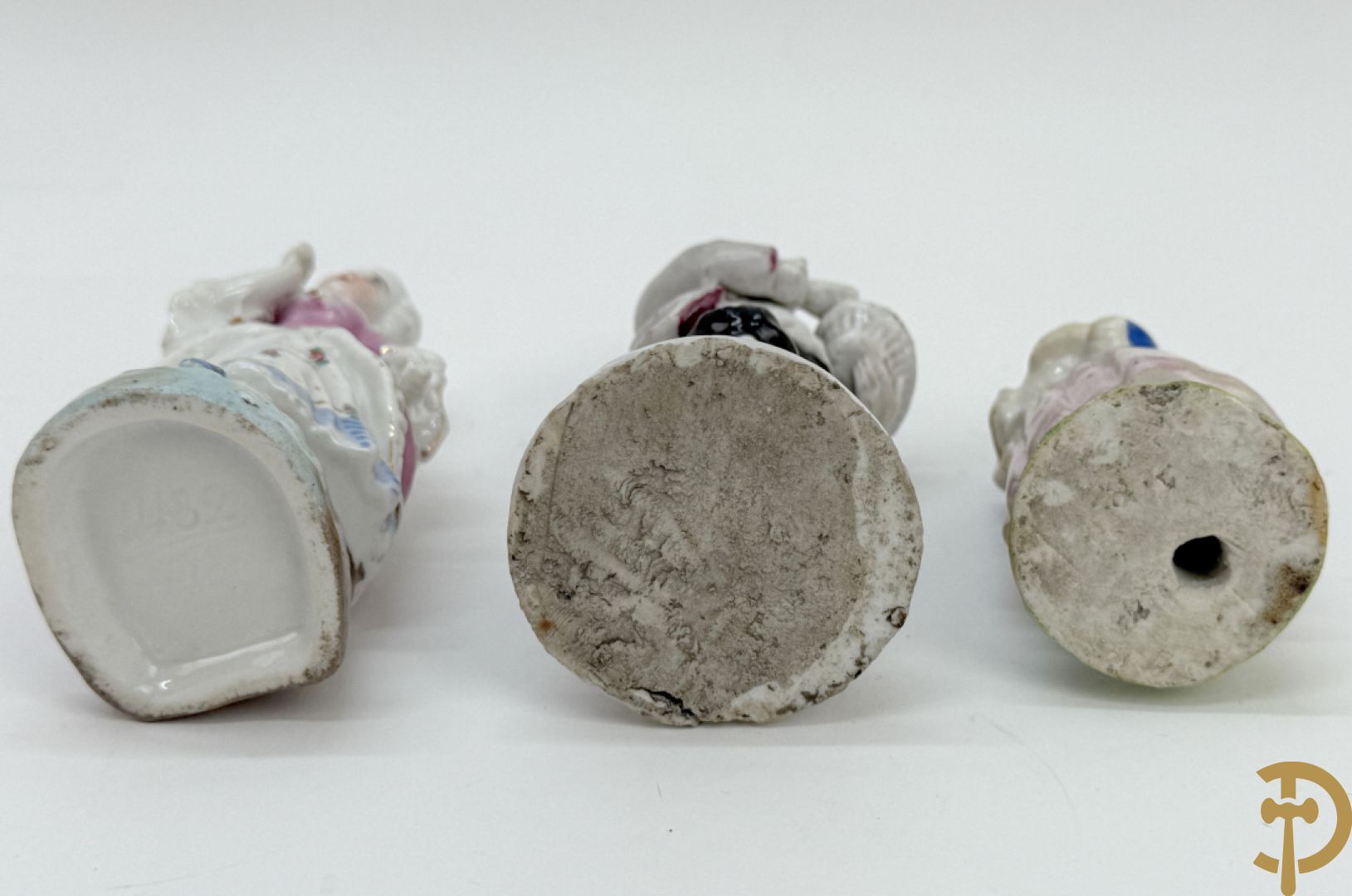 Twee Engelse meerkleurige keramieken sierstukken met personages + vier koppels Engelse biscuits + waterdrager in Royal Dux + 2 houtsculpturen