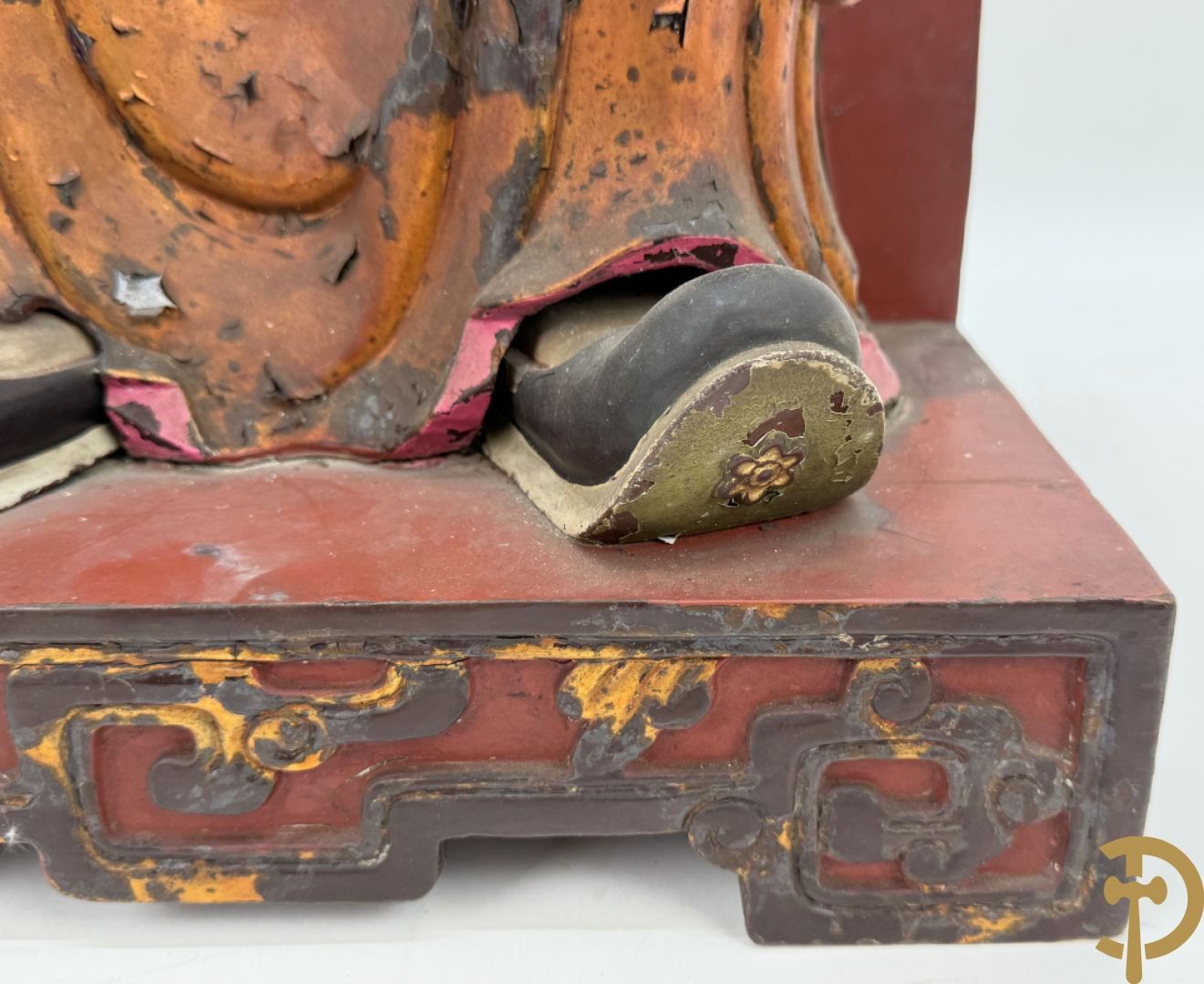 Houtgesculpteerd en gepolychromeerd zittend boedhistisch figuur