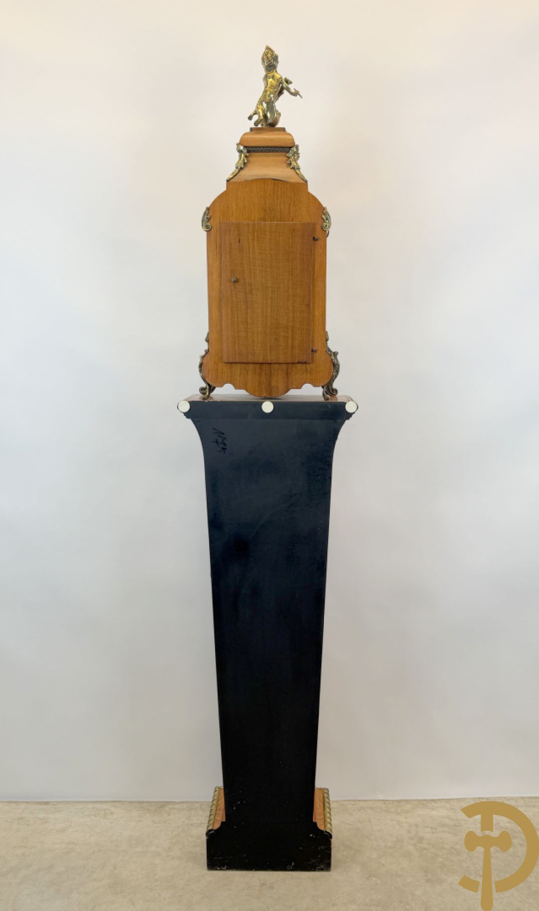 Notelaren pendule met bloemenmarquetterie en bronsbeslag, bovenaan bekroond met bronzen figuur - met bijhorende sokkel in notelaar met bronsbeslag