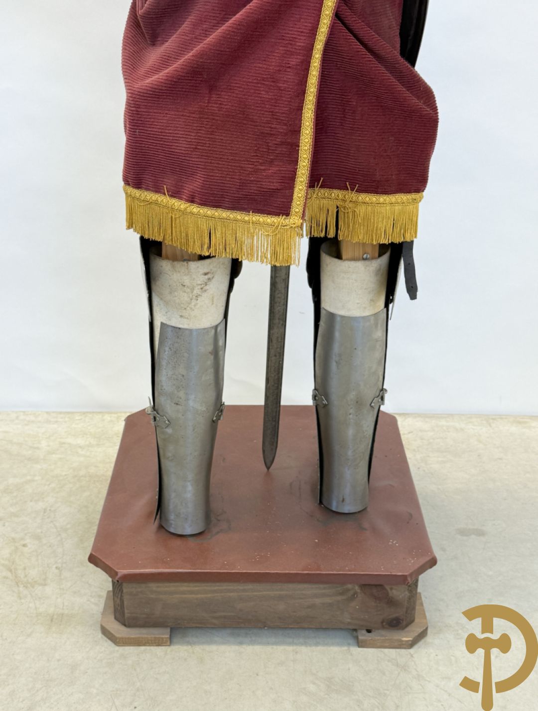 Paar ijzeren decoratieve harnassen ridderuitrusting met geciseleerde motieven op de elementen, met zwaard en ridderhelm - op statief - vermoedelijk Spaans 1930-1940