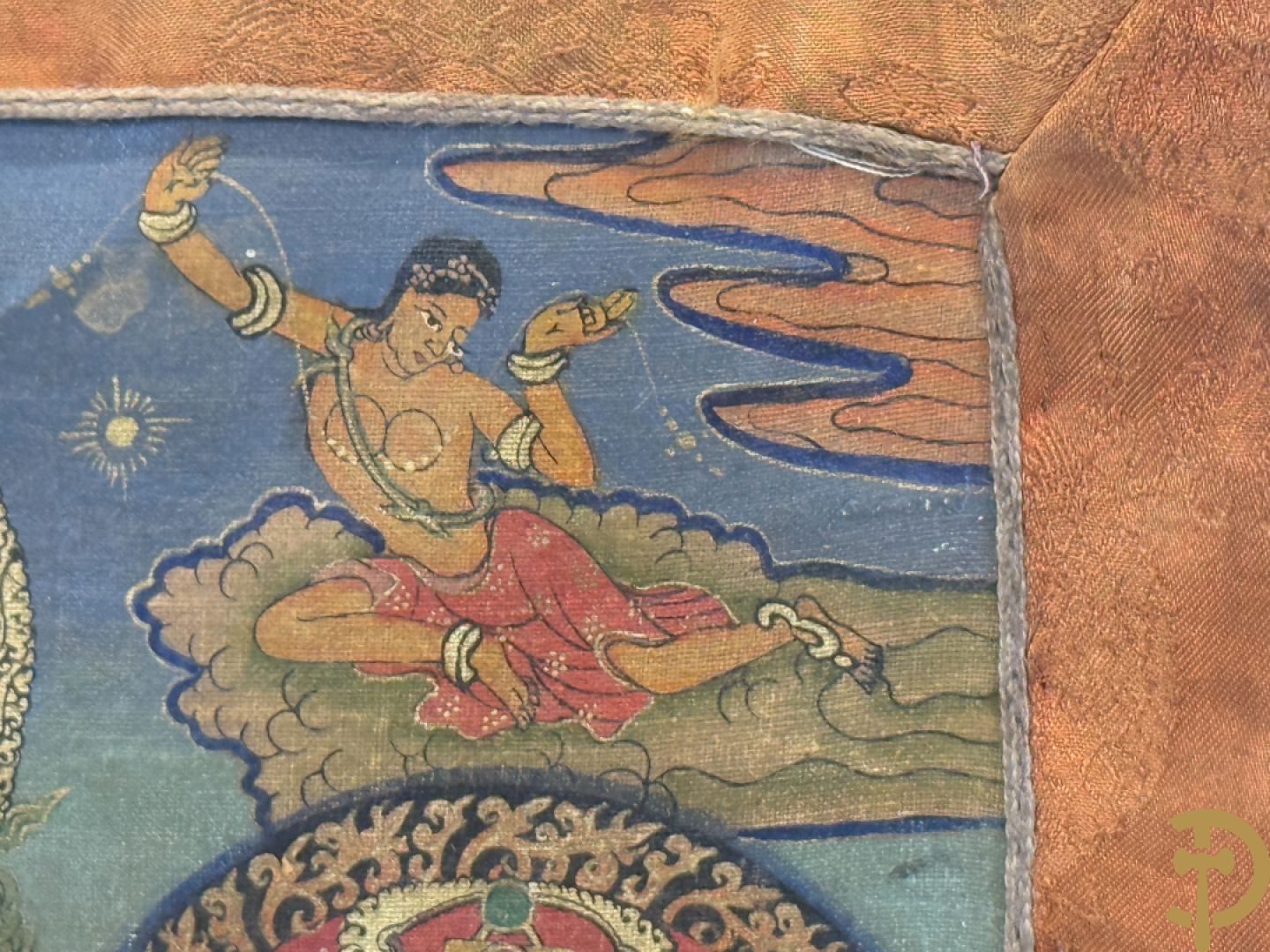 Oude handbeschilderde batic met Boedhistische afbeeldingen ingelijst achter glas