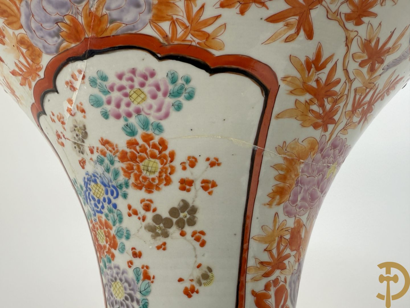 Paar Japanse porseleinen waaiervazen met bloemen en geanimeerd decor