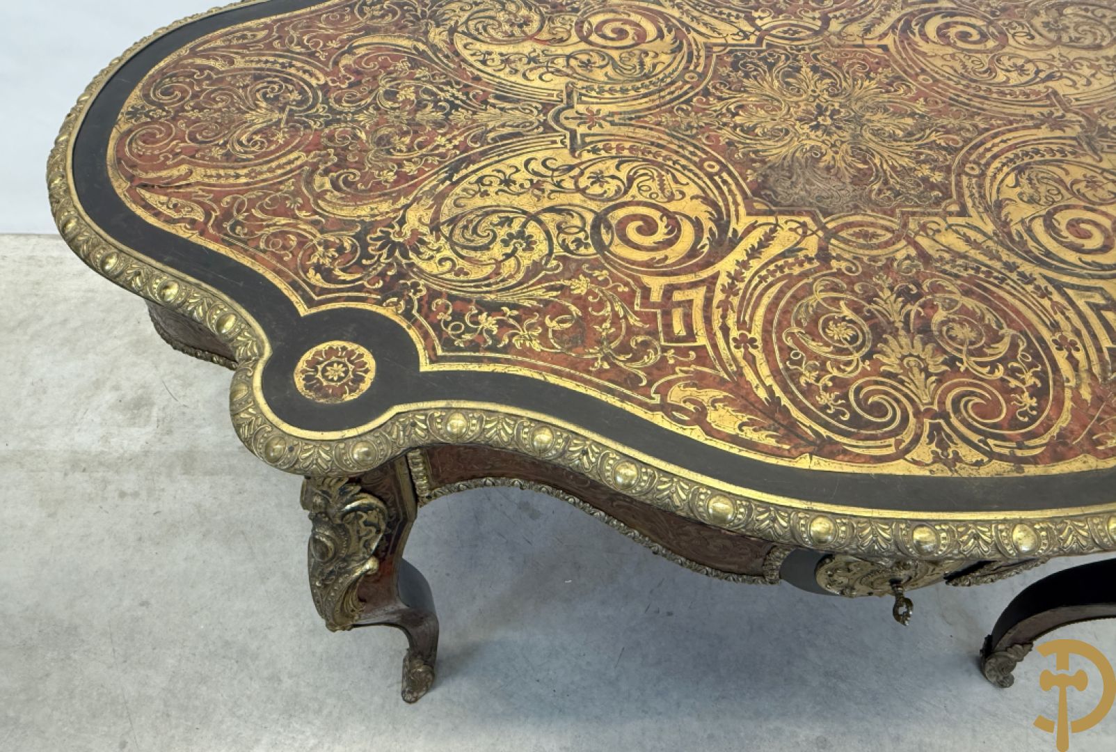 Boulle tafel met lade, Napoleon III, met mooi koperinleg en bronzen ornamenten, 19e