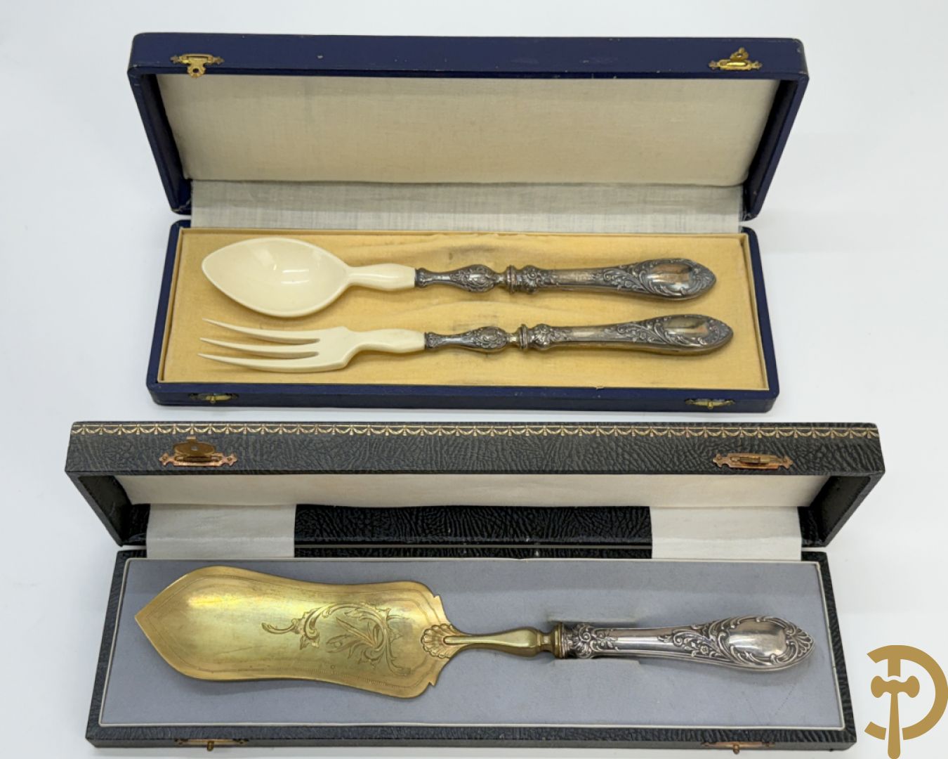 Massief zilveren bestek met Louis XV motieven bestaande uit 12 soeplepels (72 gram per stuk), 12 vorken (78 gram per stuk), 12 messen, 12 dessertvorken (47 gram per stuk), 12 dessertlepels (40 gram per stuk), 12 dessertmessen, 12 koffielepels (22 gram per stuk), slacouvert, taartschep en suikertang