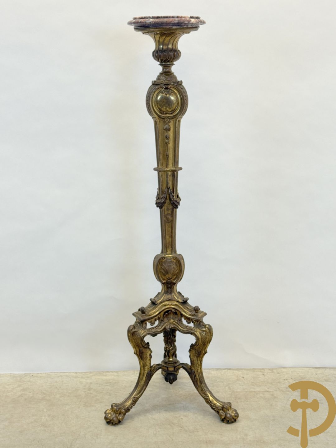 Bronzen staander op drie voluutvormige poten met acanthusranken, bezet met guirlandes en bovenaan met marmeren plateau