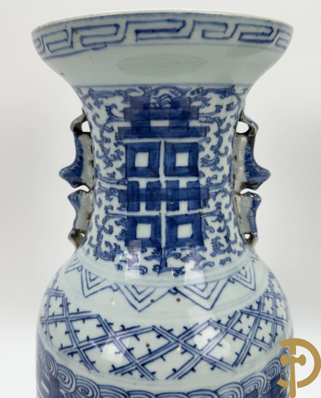 Paar blauw/witte Chinese porseleinen vazen met tekens en accanthusranken, 19e