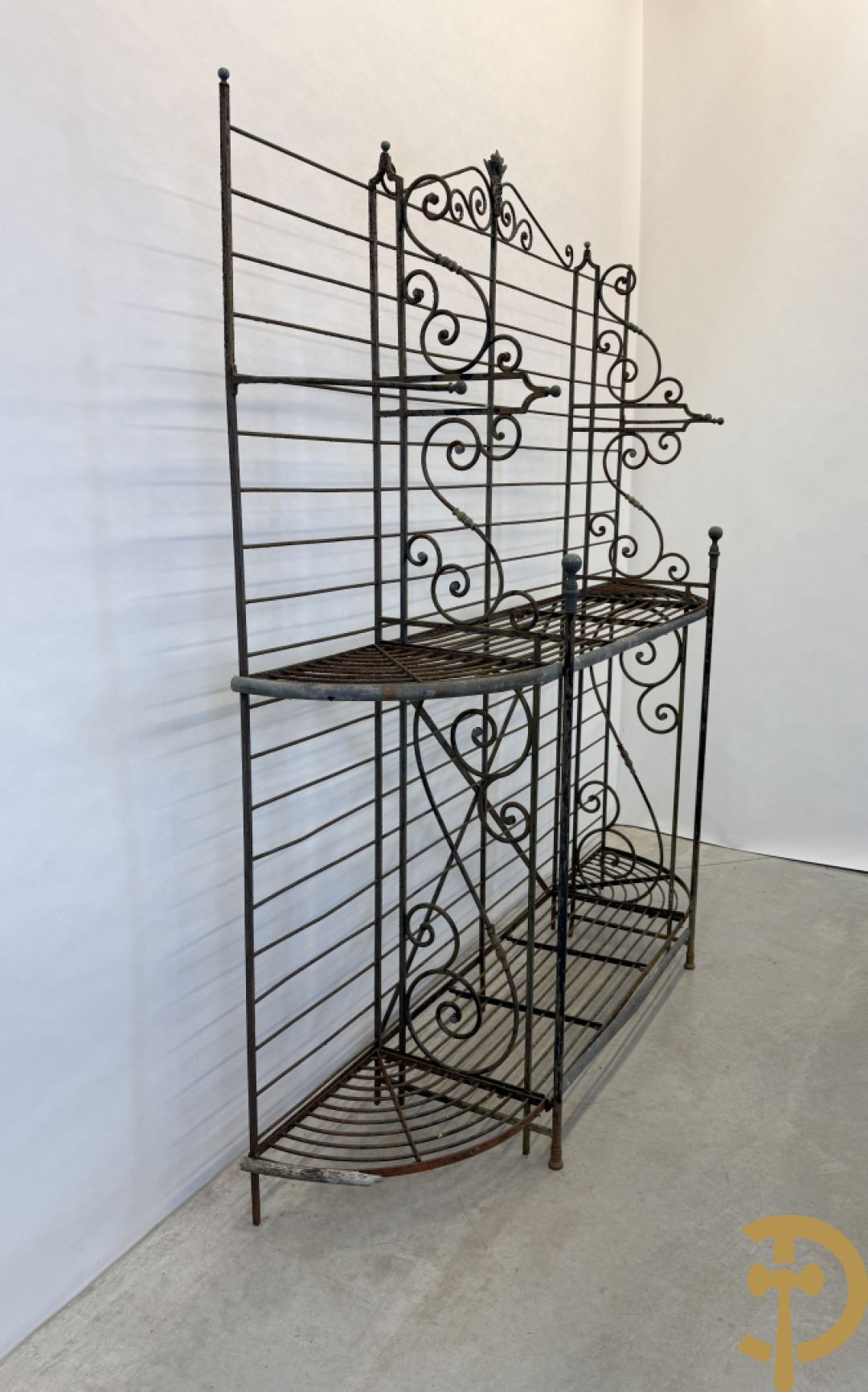 Ijzeren verweerd bakkersrek met afgeronde zijkanten