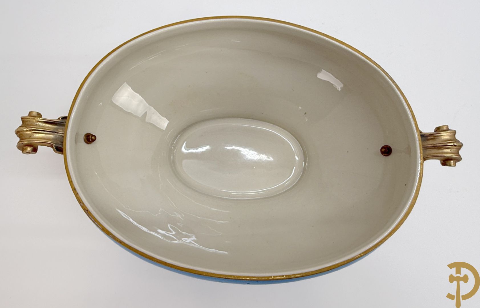 Hemelsblauwe dekselcoupe met decor van romantisch tafereel en bronzen ornamenten op onderschaal, ACF gemerkt