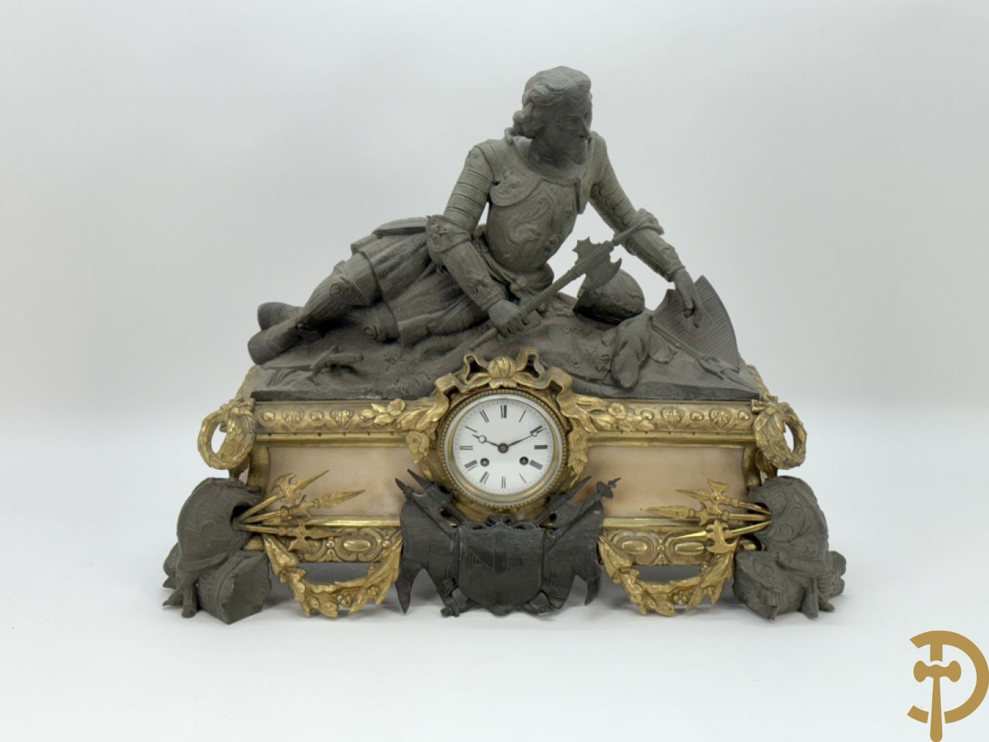 Zamak schouwstuk klok met ridder en Louis XVI motieven bezet