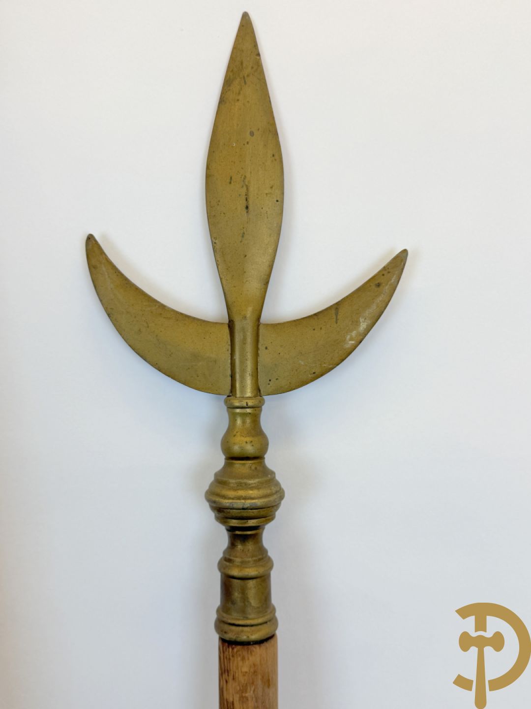 Rituele staf met initialen uit de Vrijmetselarij + 2 vlaggenmasten met koperen ornamenten uit de Vrijmetselarij, gemerkt XI