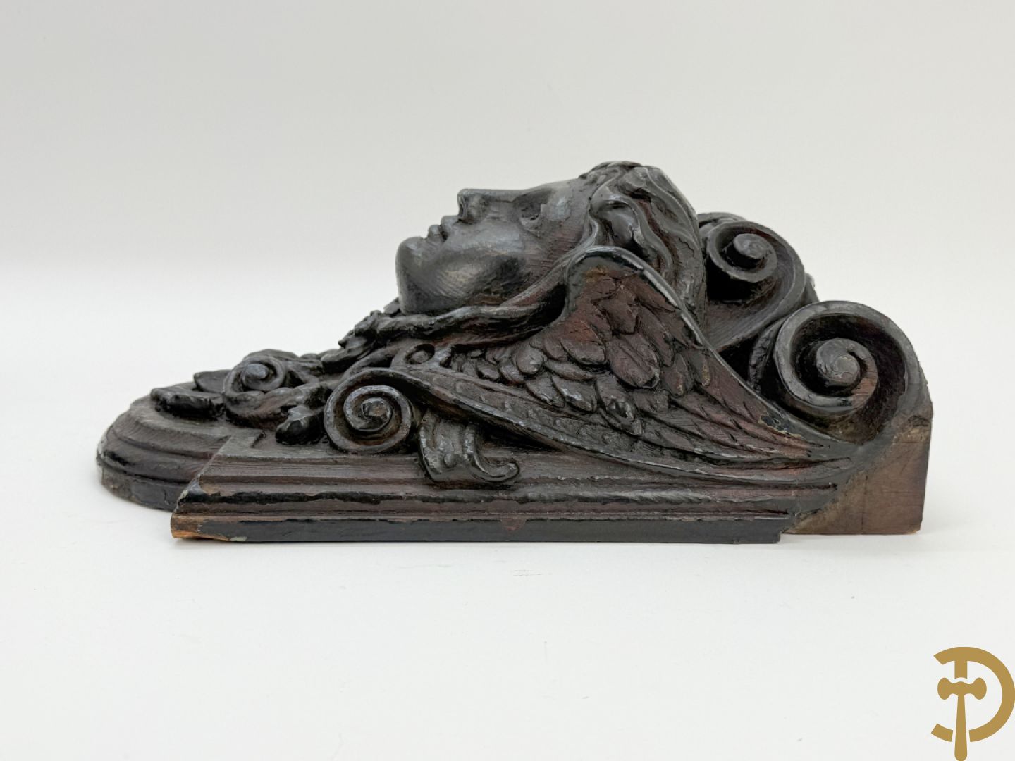 Paar muurhoeksteunen van hout met gesculpteerde hoofden man en vrouw