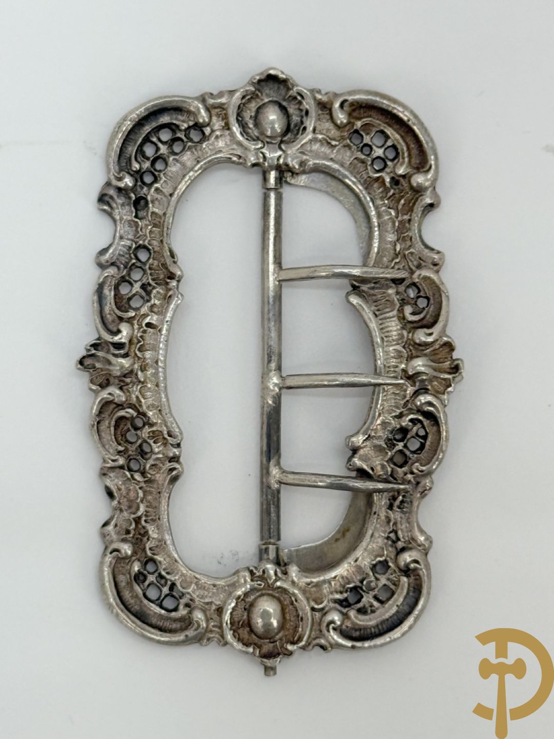 Lot massief zilver w.o. 2 geajoureerd riemboekels waarvan 1 met email bewerkt, geajoureerde centuurhouder met cupido