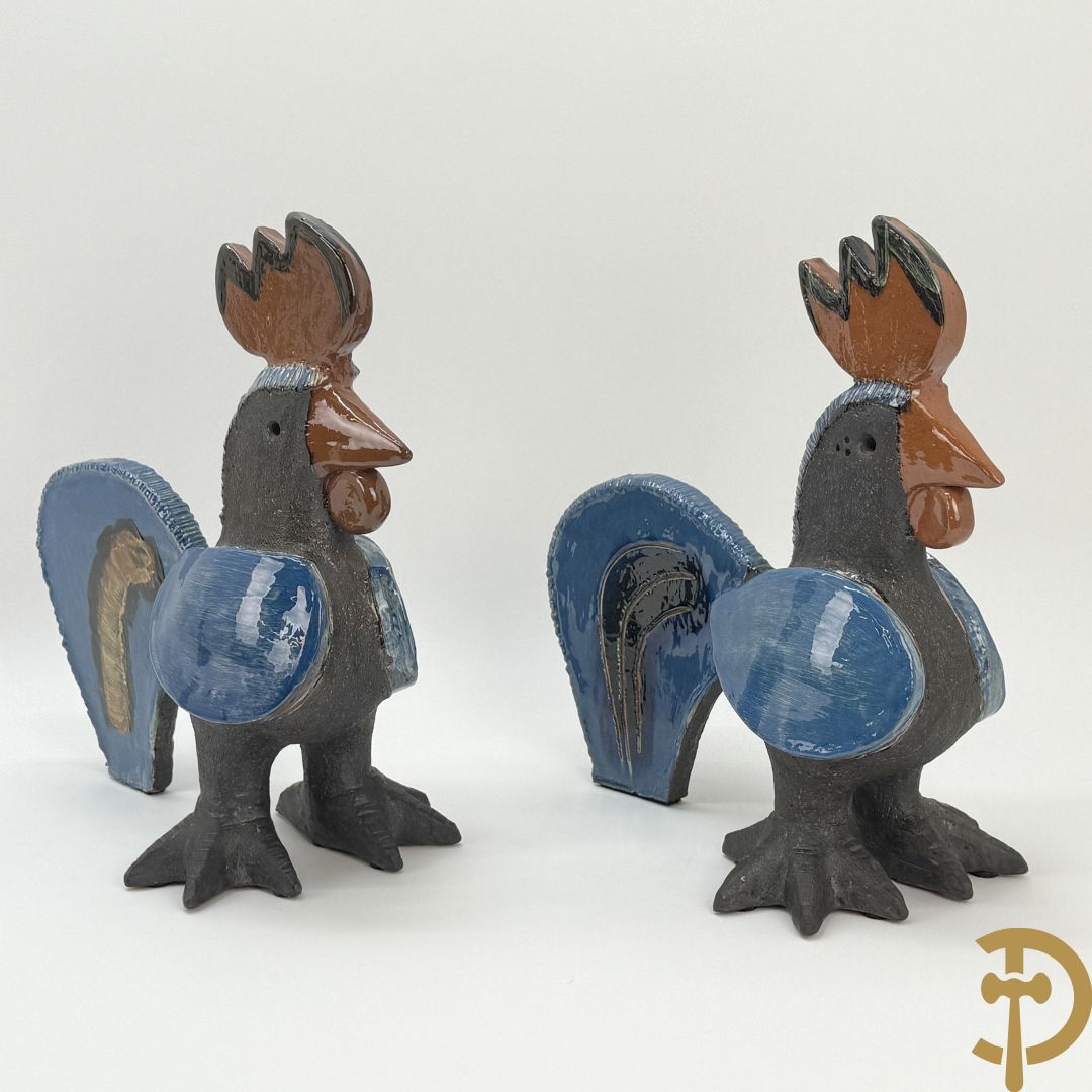 POUCHAIN Dominique getekend - Twee gekleurde keramieken hanen