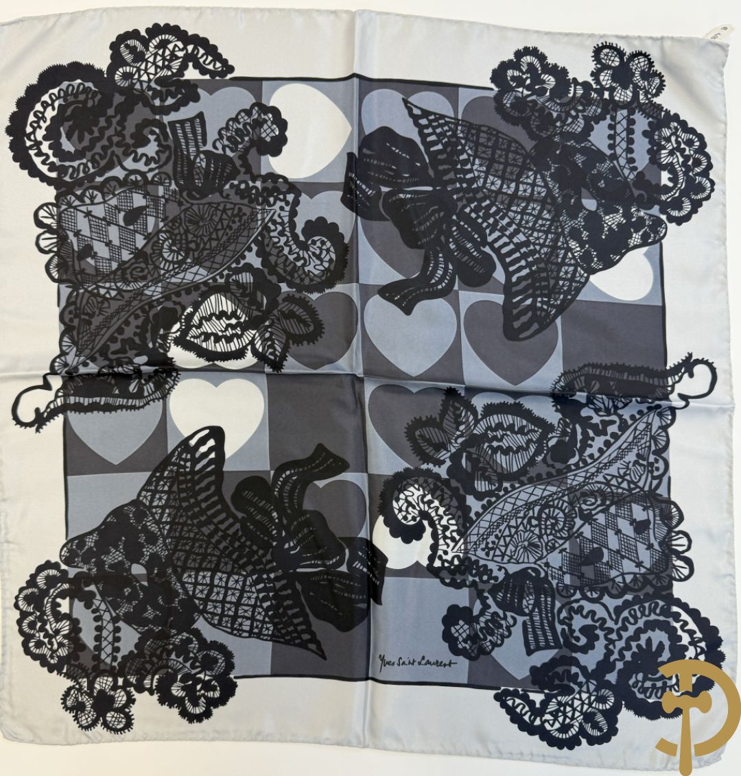 Vier foulards Yves Saint Laurent (nooit gedragen komt uit winkel restant)
