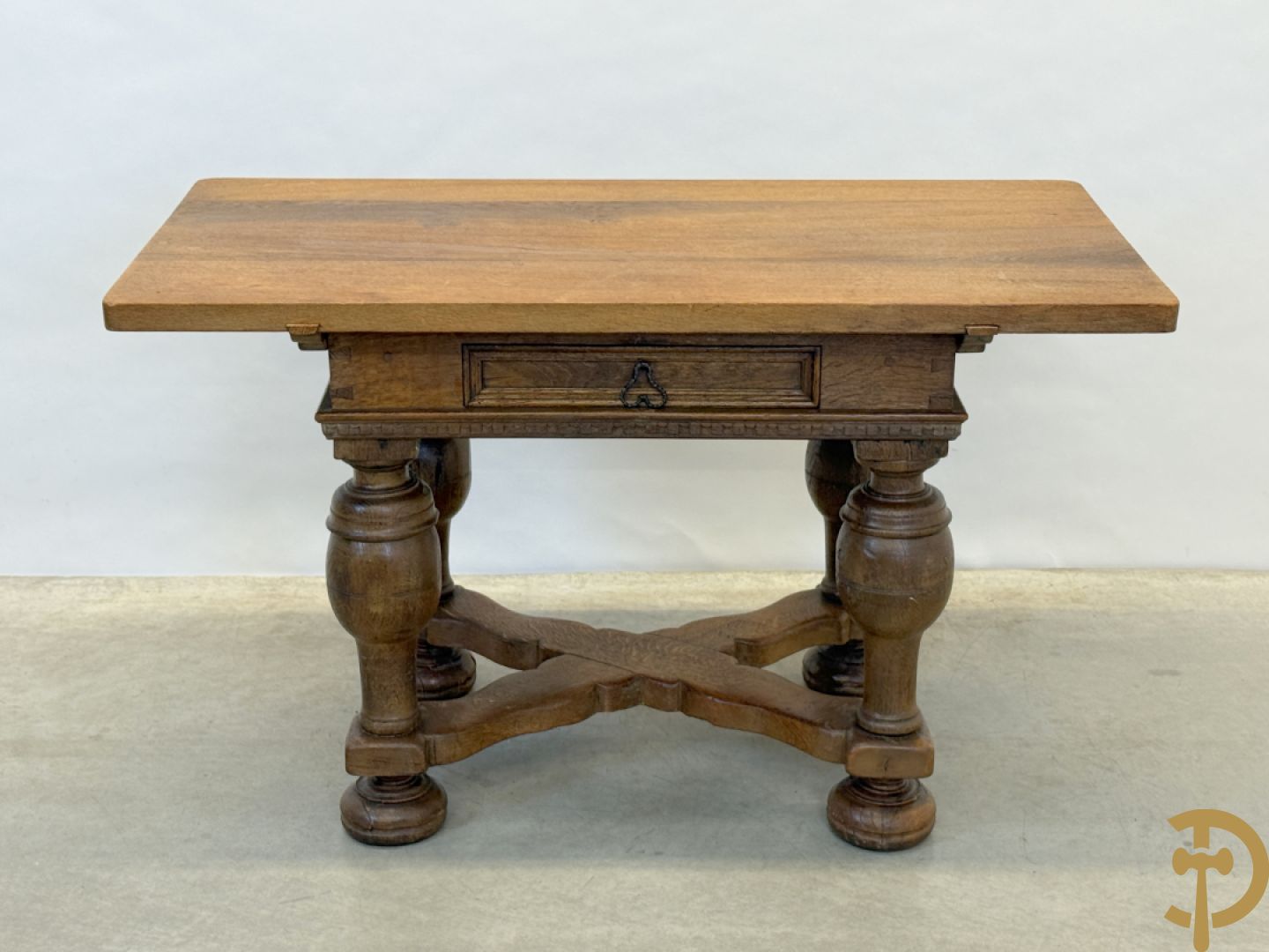 Massief eiken bolpoottafel met lade en gekruiste voetverbinding