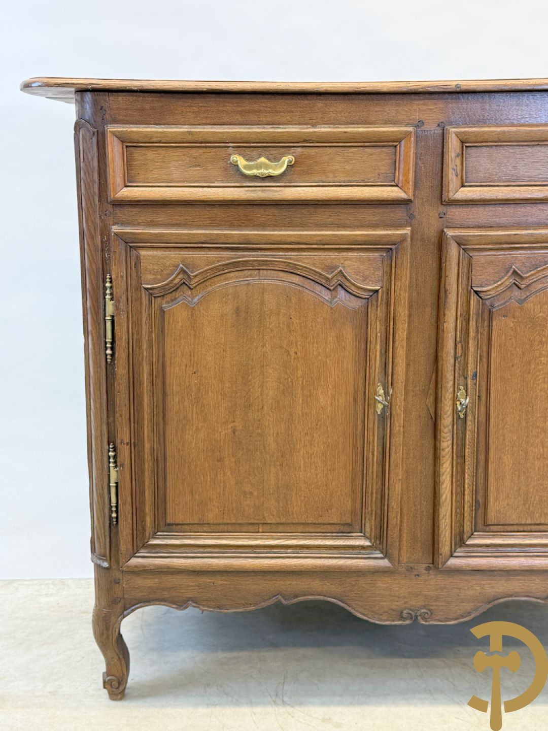 Massief eiken Vlaamse tweedeursdresse met 2 lades, afgestoken panelen en voluutvormige poten, 18e