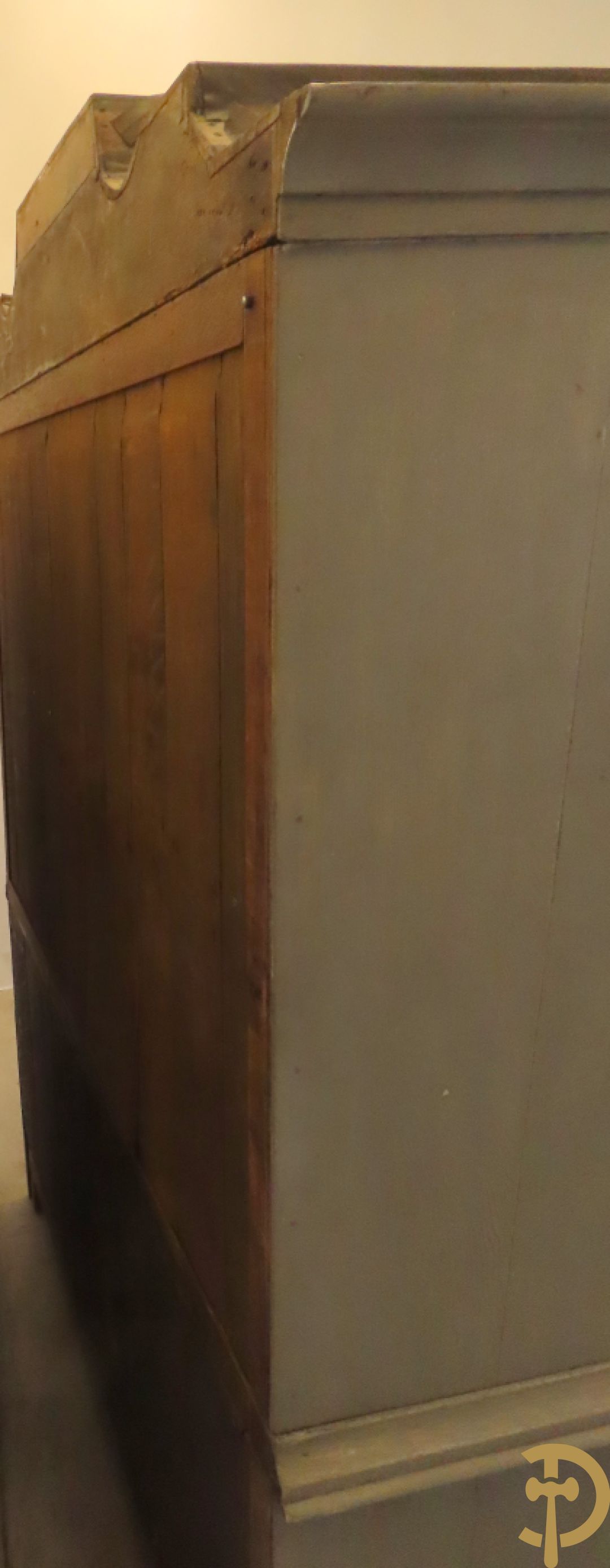 Hollands eiken beschilderd kabinet met 2 deuren bovenaan en 3 lades onderaan